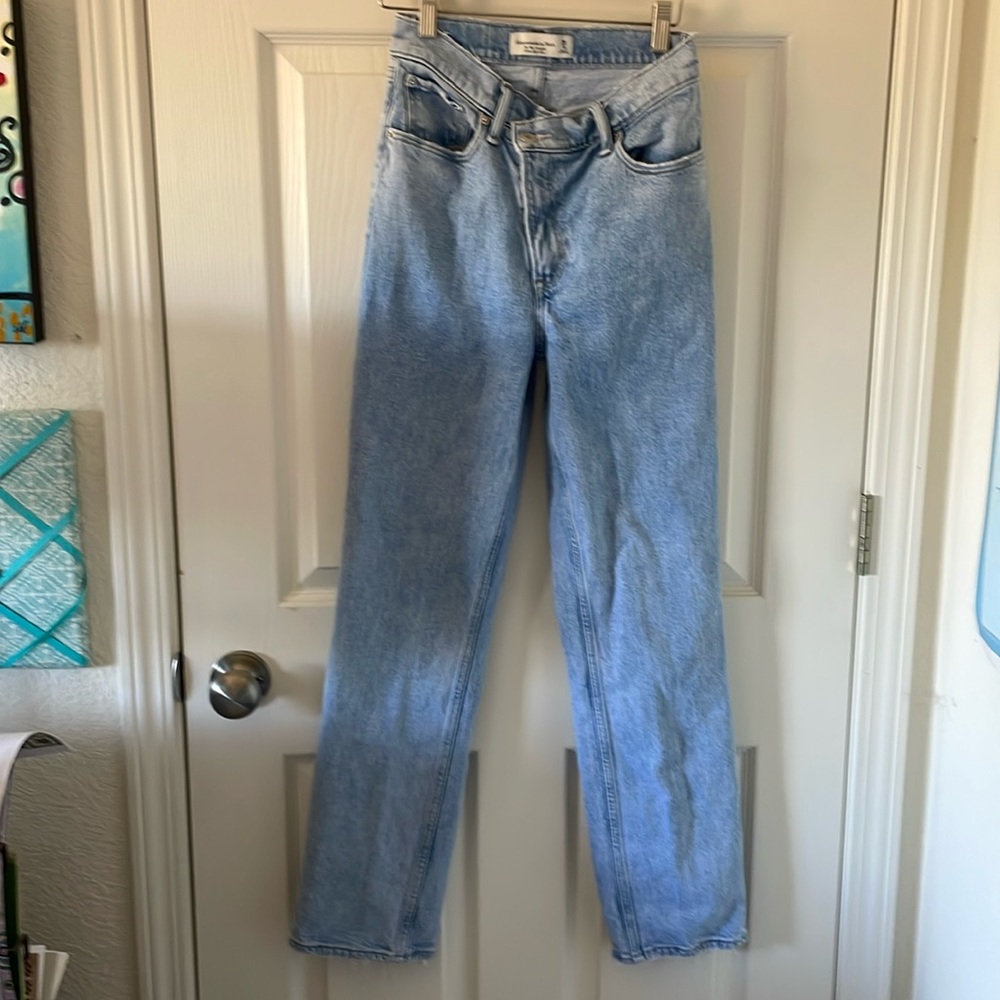 Abercrombie Ultra High Rise 90s Straight Jean in Medium With Criss-Cross Waist - Picture 5 of 9